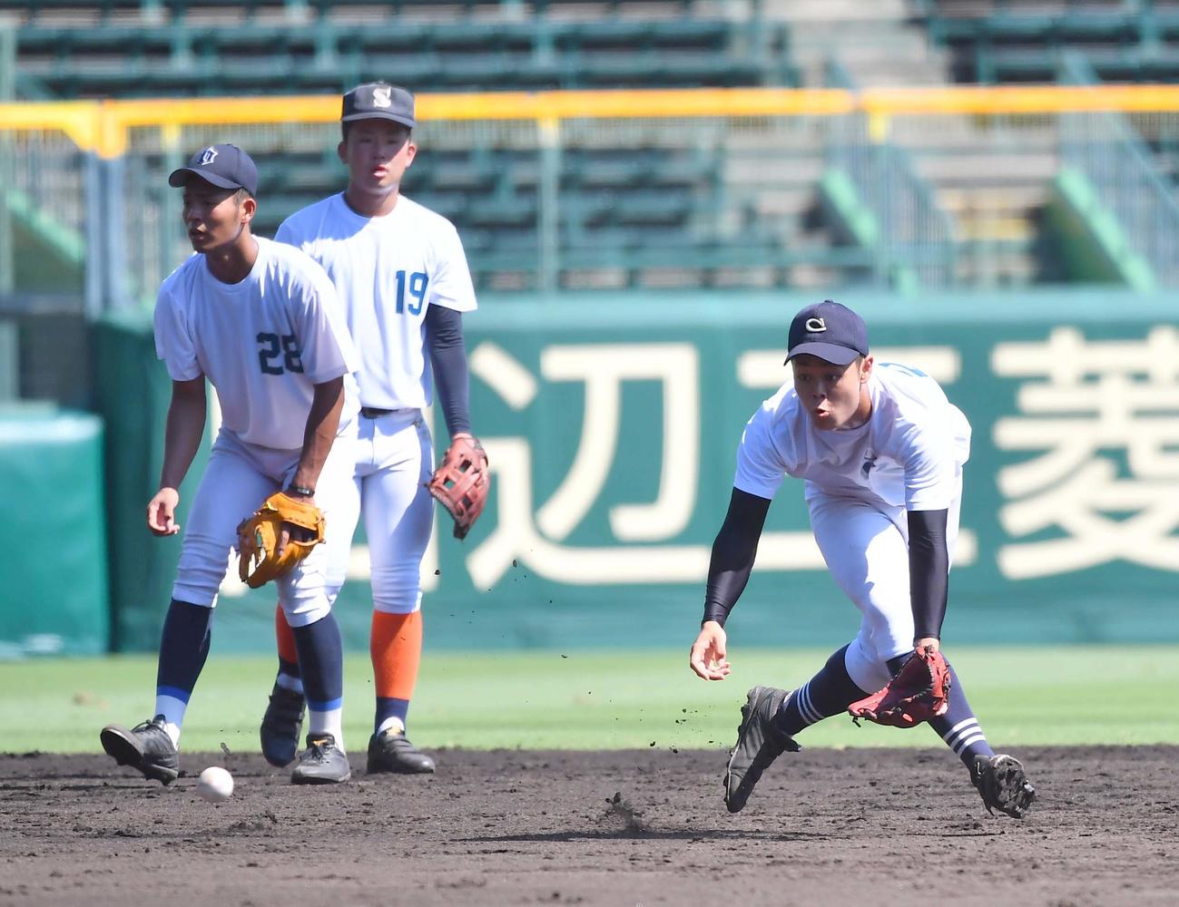 プロ志望高校生合同練習　シートノックを受ける右から中京大中京・中山、大商大堺・稲堀、近江・土田（撮影・上田博志）