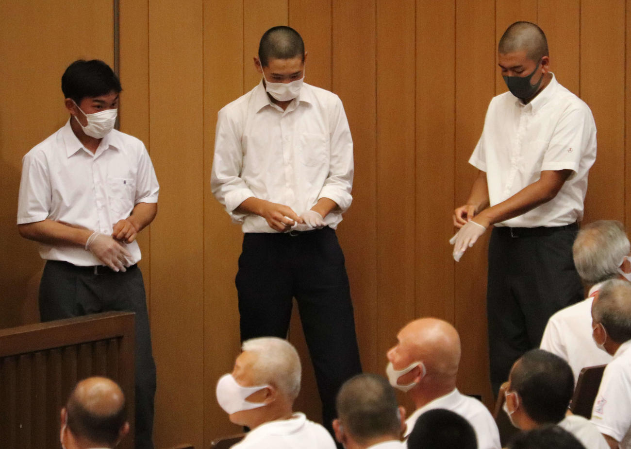 秋季高校野球東京都大会1次予選の組み合わせ抽選会が行われ、くじ引き役は新型コロナウイルス感染防止のため、使い捨て手袋を着用した（撮影・古川真弥）