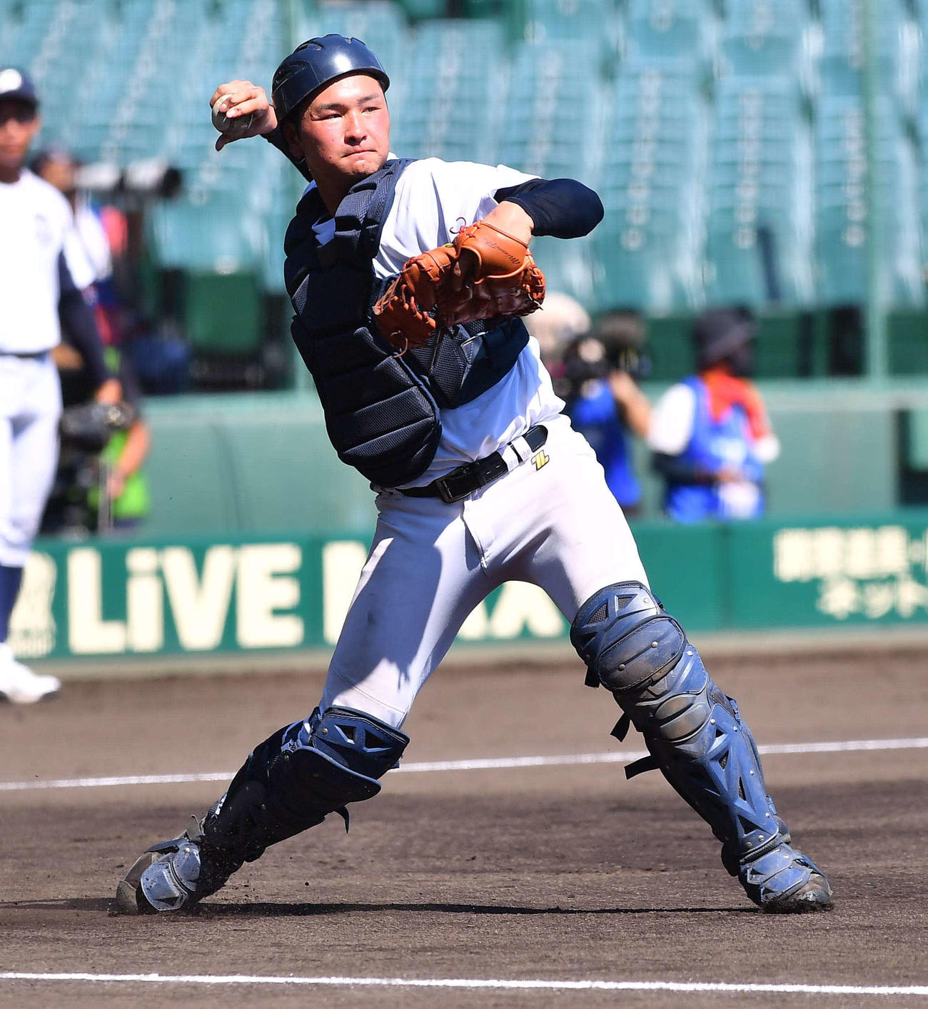 シートノックで一塁へ送球する京都国際・釣寿生（撮影・上田博志）