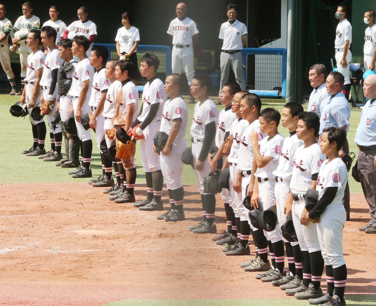 平商・磐城農・好間・四倉連合対磐城桜が丘　9年ぶりの県大会進出を決め校歌を聞く磐城桜が丘の選手たち（撮影・野上伸悟）