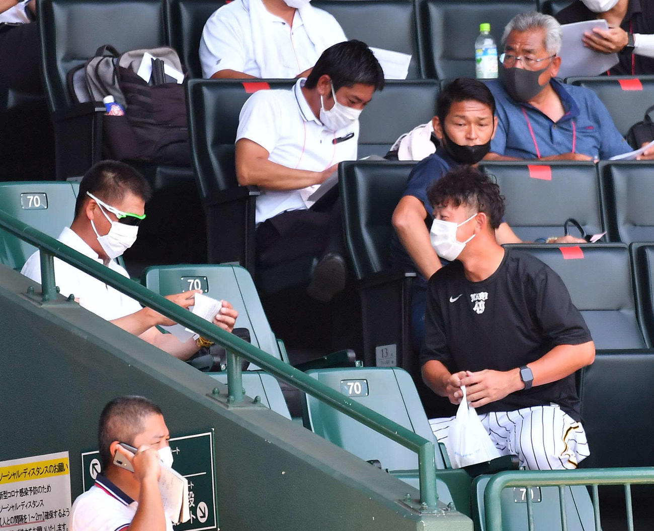 視察中のソフトバンク球団会長付特別アドバイザーの城島健司（左）は今成亮太氏のあいさつを受ける（撮影・上田博志）