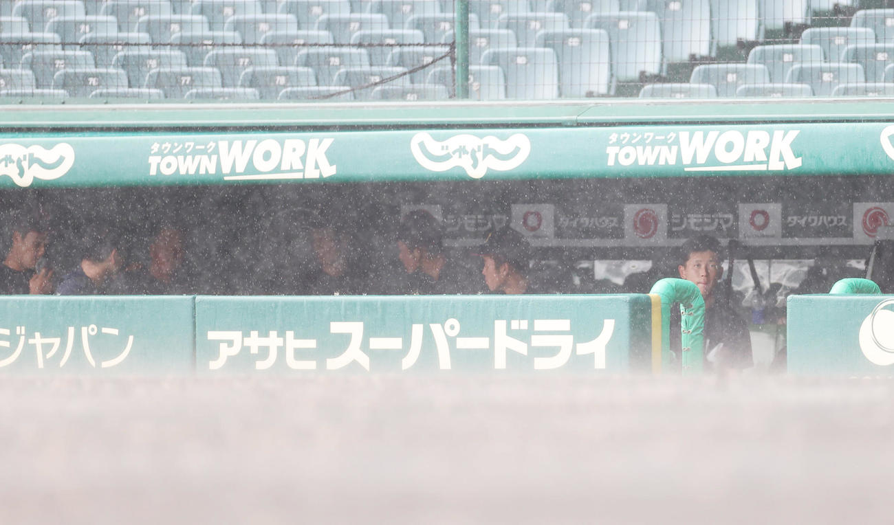 プロ志望高校生合同練習会　突然の雨で練習会は中断となる（撮影・清水貴仁）