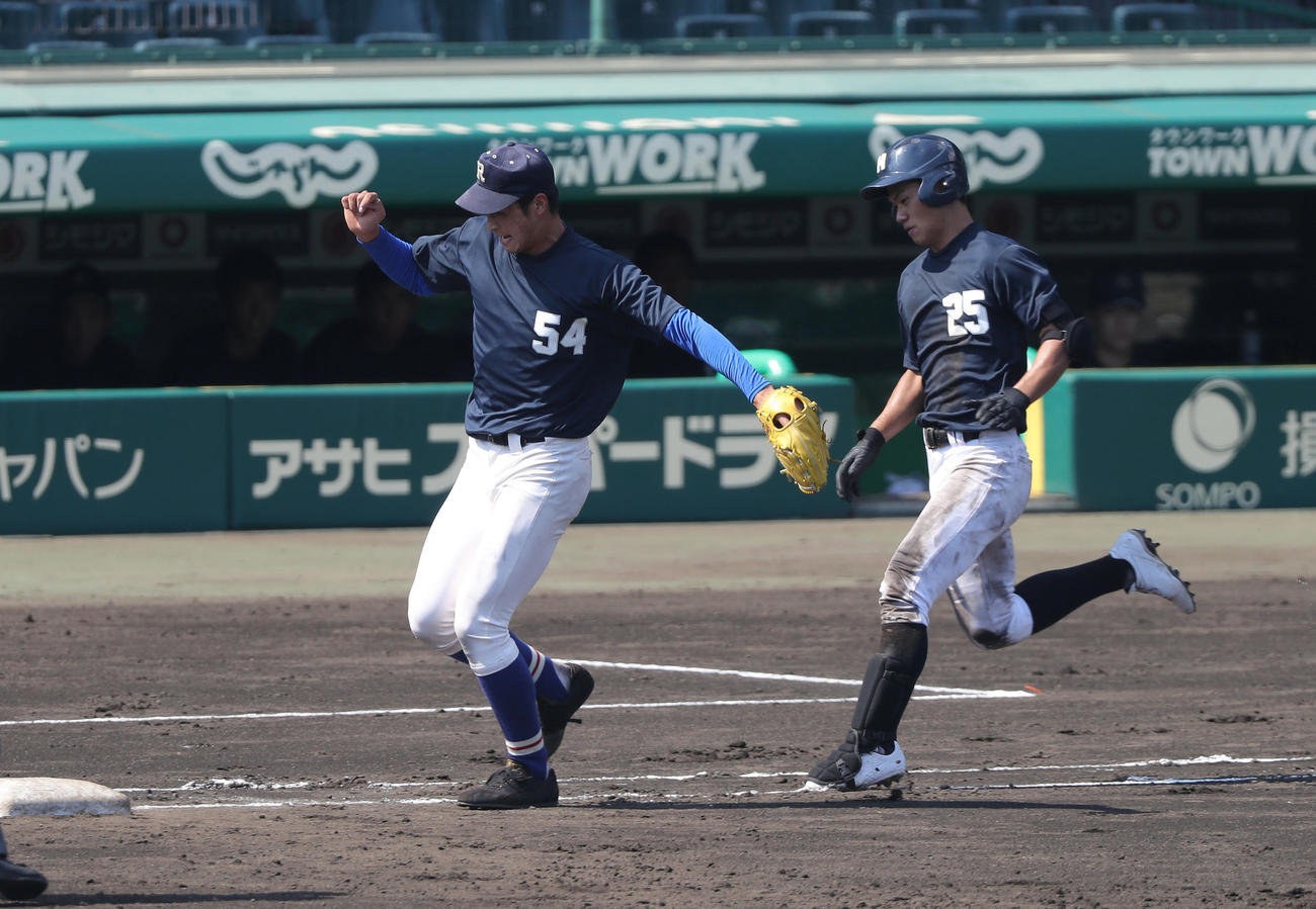 シート打撃で龍谷大平安・奥村（右）を一ゴロに仕留め、ベースカバーに入る履正社・内（撮影・前田充）