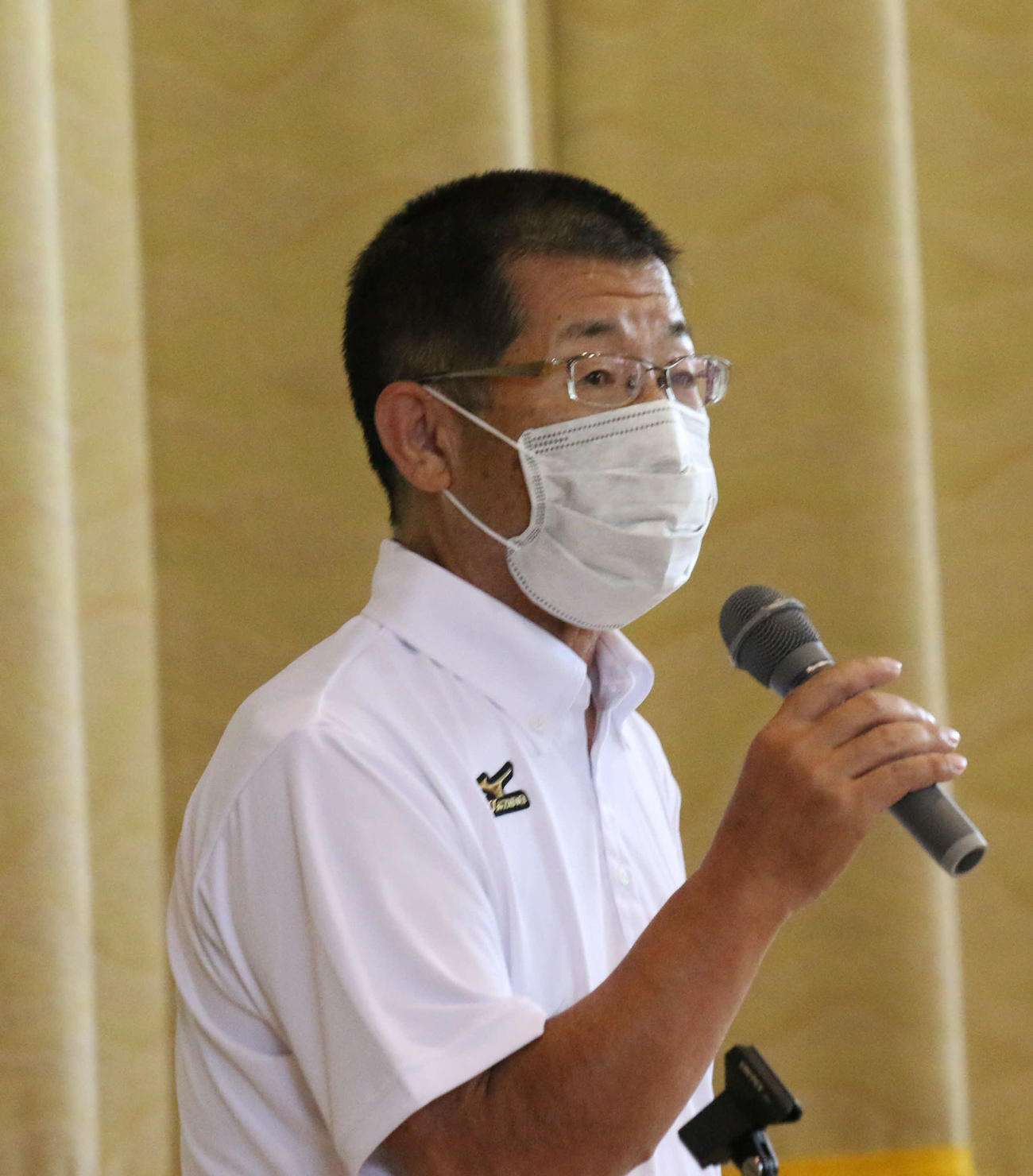 来年4月に鵡川高監督に就任する小池氏は会場に集まった選手らにあいさつする（撮影・浅水友輝）