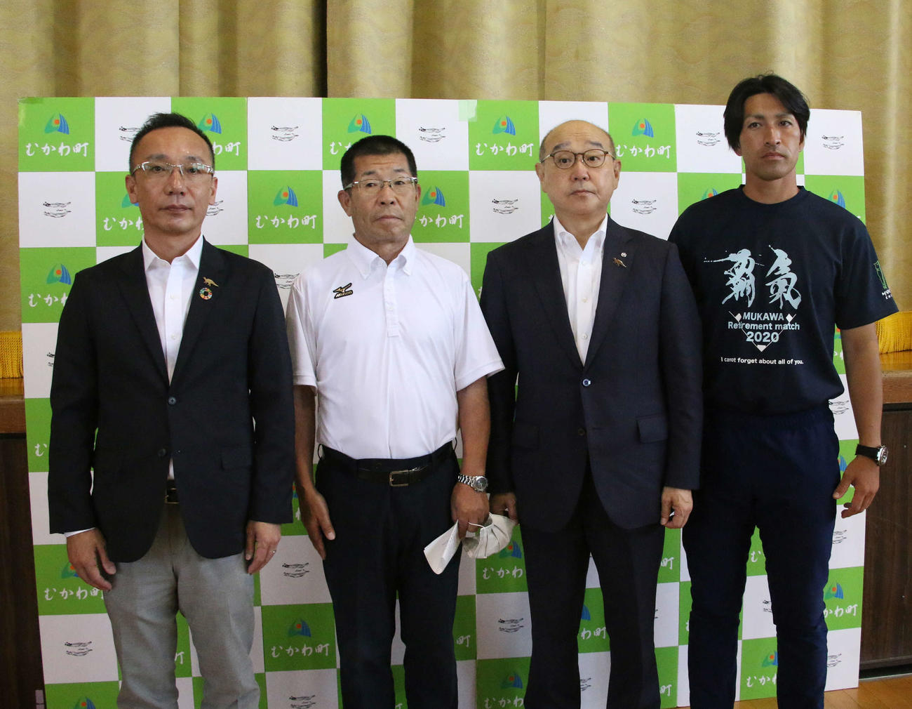 来年4月に鵡川高監督に就任する小池氏（左から2人目）。左から三村校長、1人おいて竹中むかわ町長、鬼海現監督（撮影・浅水友輝）
