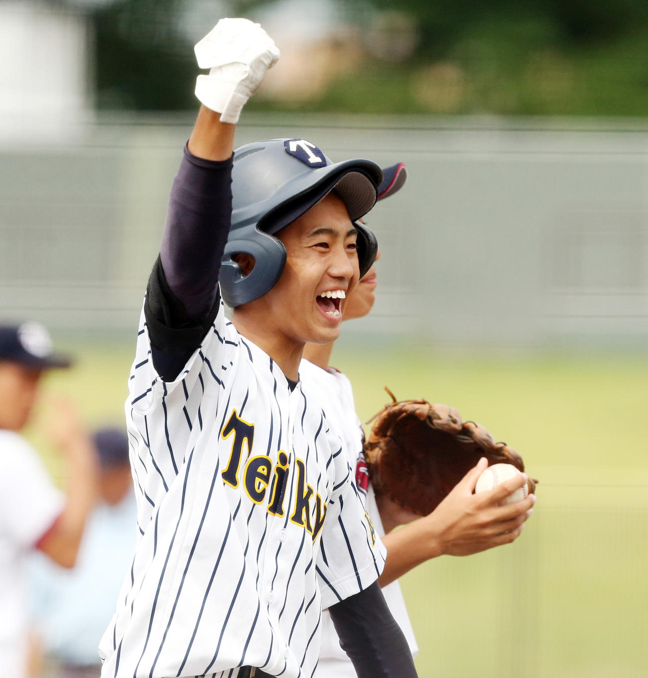 2回、適時三塁打を放ち喜ぶ帝京安積・関根（撮影・野上伸悟）