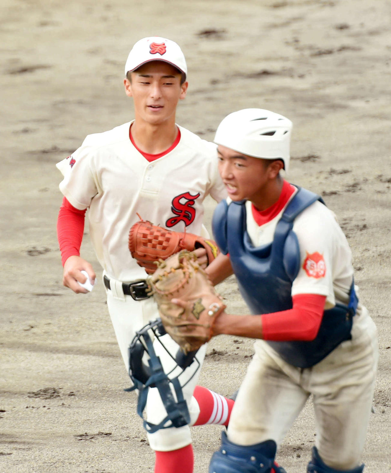斎（左）と吉田の仙台商バッテリー