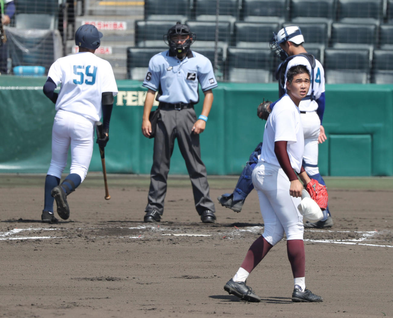 シート打撃で神村学園・井上（左）を見逃し三振に仕留める福岡大大濠・山下（手前）（撮影・前田充）