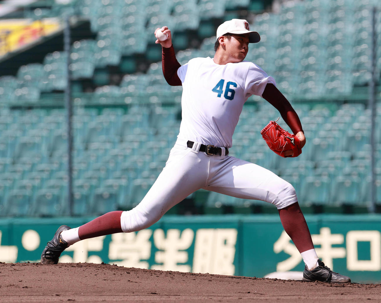 力強いボールを投げ込む福岡大大濠・山下（撮影・清水貴仁）