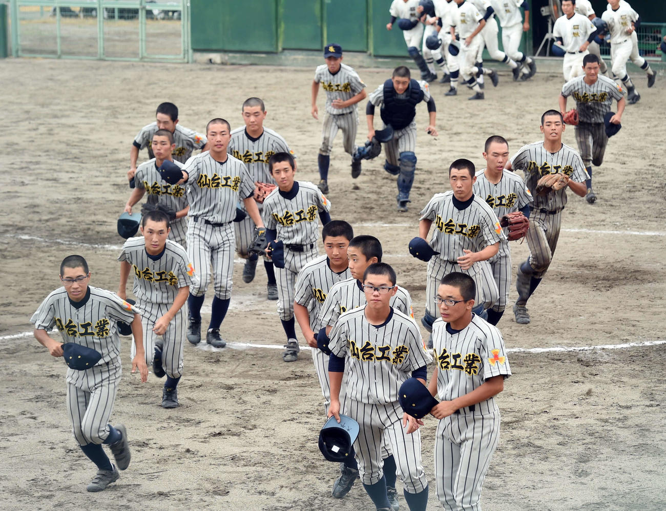 応援席へ走る仙台工の選手たち