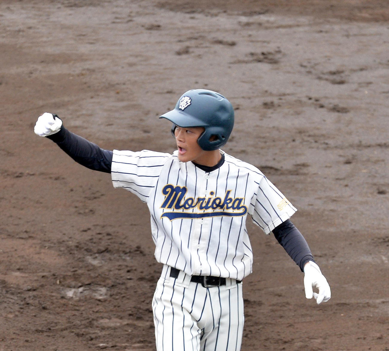 3回表盛岡四1死満塁、2点適時打を放ち塁上でガッツポーズする菅原（撮影・佐藤究）