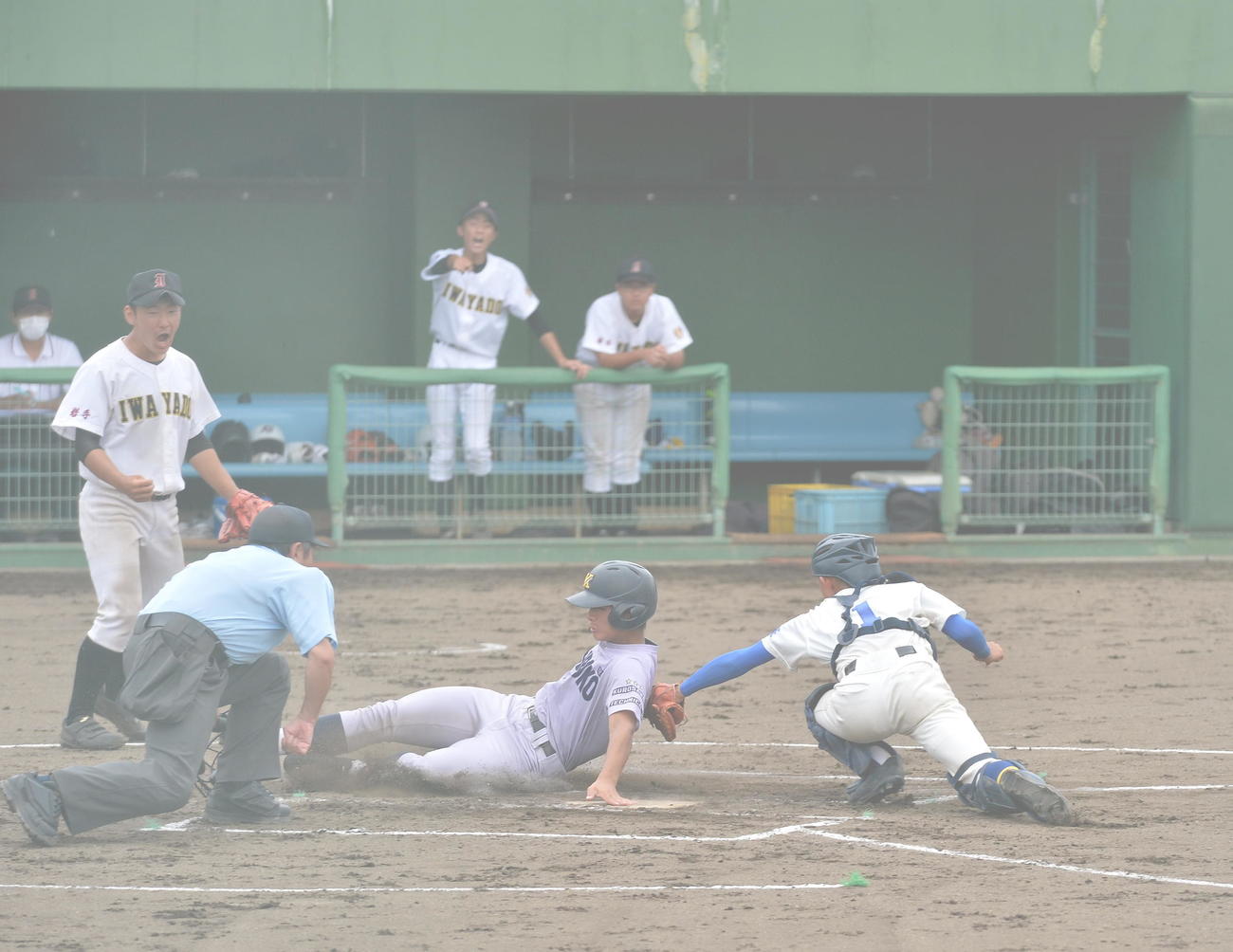 4校連合（前沢、岩谷堂、水沢農、北上翔南）対黒沢尻工　1回裏黒沢尻北1死満塁、右前打で生還する二塁ランナーの柏葉（撮影・佐藤究）　