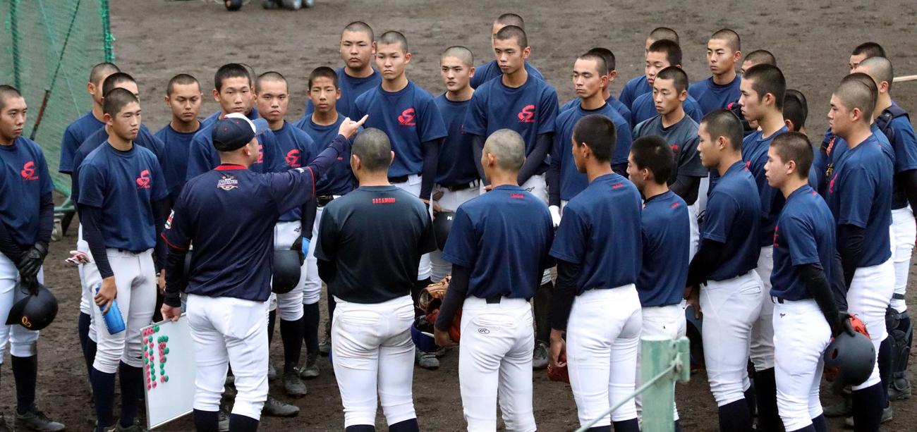 戸出監督（手前左）の話を聞く白樺学園の選手たち（撮影・永野高輔）