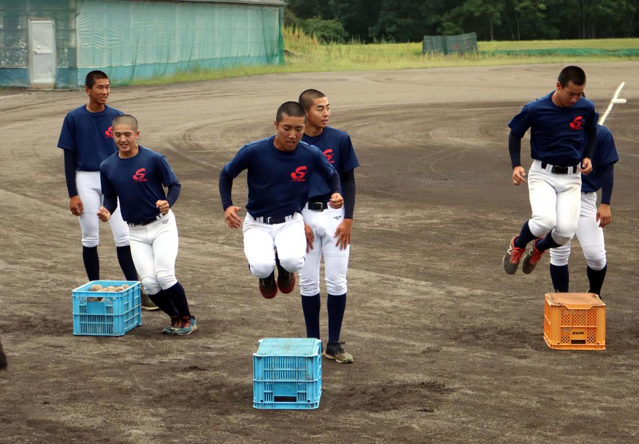 トレーニングに励む白樺学園の選手たち（撮影・永野高輔）