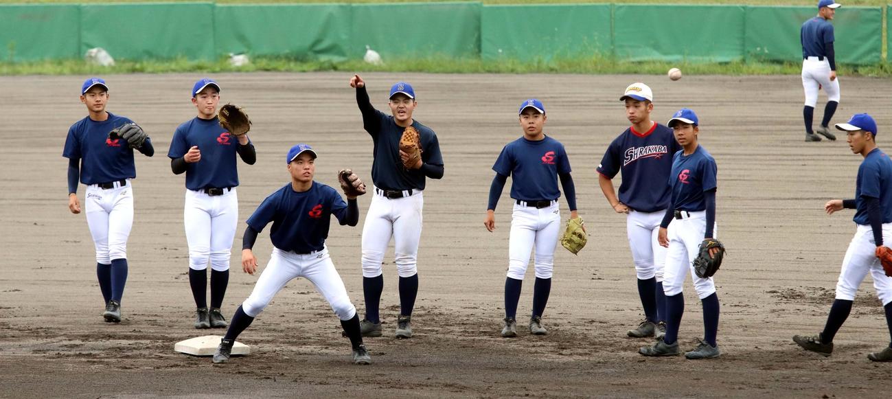 新主将の宍倉（左から4人目）を中心に守備練習に励む白樺学園の選手たち（撮影・永野高輔）
