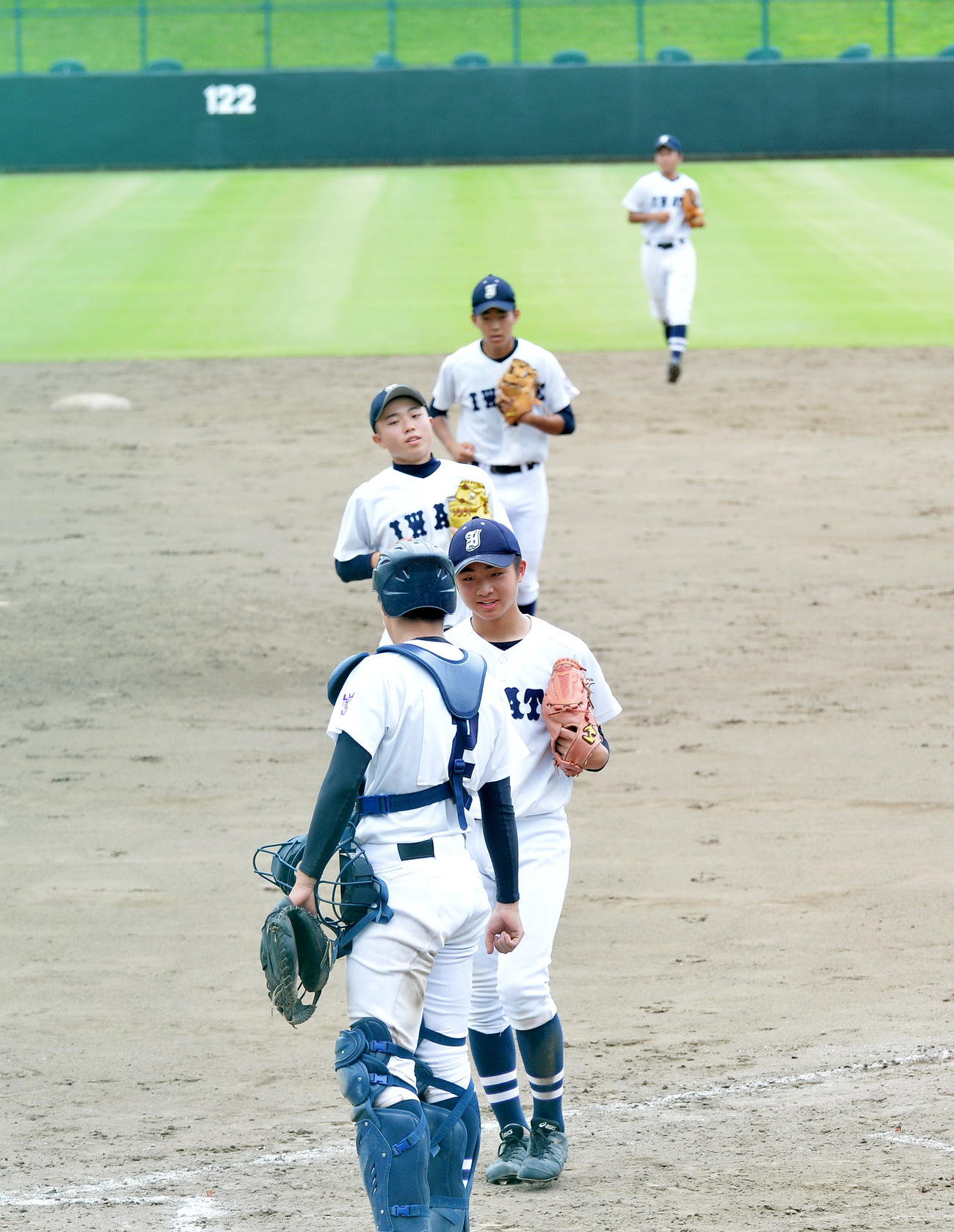 盛岡南対岩手　試合に勝利し、整列に向かう岩手ナイン（撮影・佐藤究）　
