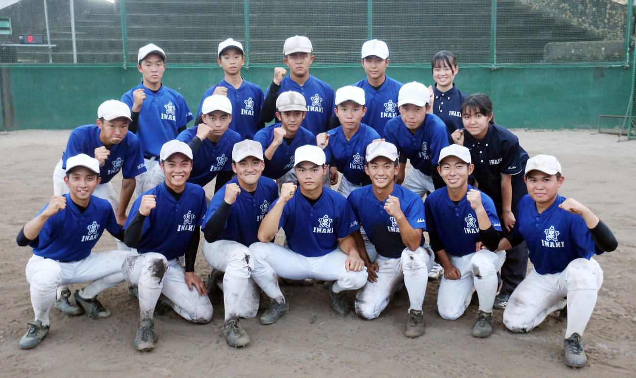 佐藤新主将（前列中央）を中心に、再びセンバツ出場を目指しスタートを切る磐城の選手たち（撮影・野上伸悟）