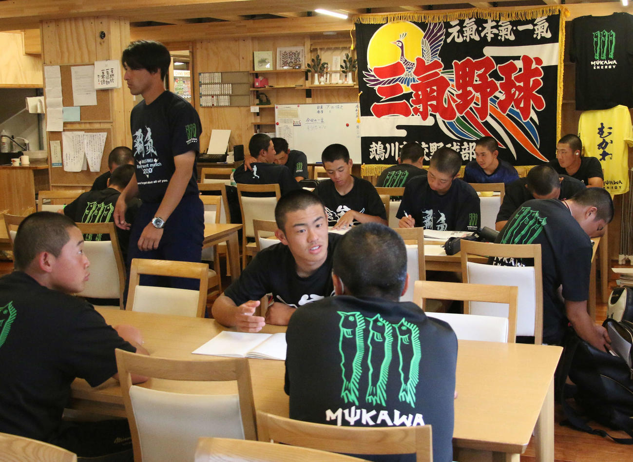 仮設寮では間隔を取りながら勉強にも打ち込む鵡川の選手たち（撮影・浅水友輝）