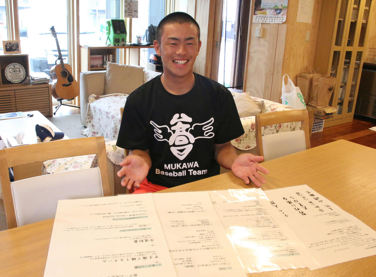 新チームのミーティングで発表したスローガンを前に秋の活躍を誓う鵡川の山崎主将（撮影・浅水友輝）