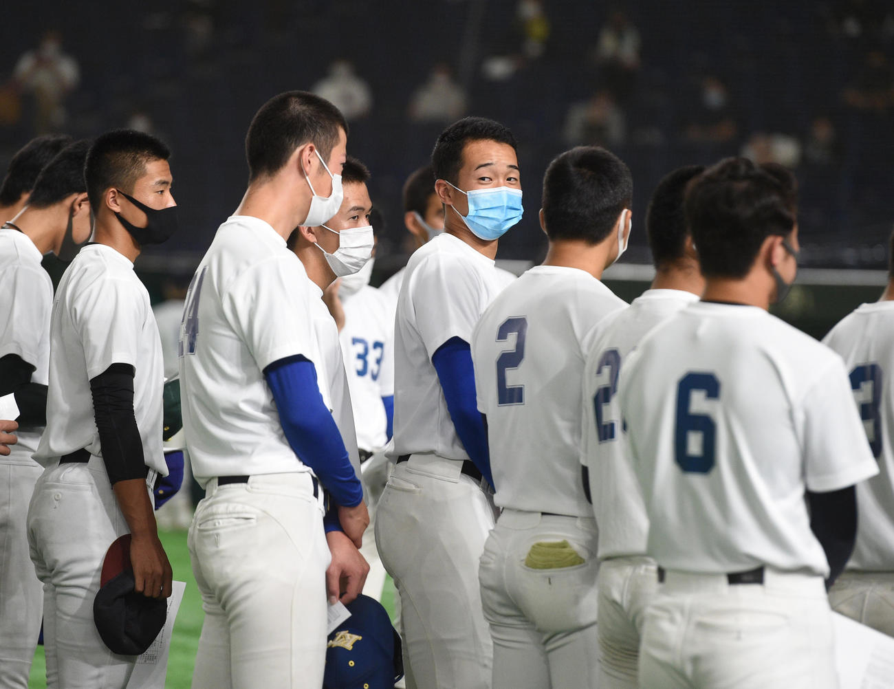 練習前に、高崎健康福祉大高崎・下（中央）は関係者の話を聞く（撮影・柴田隆二）