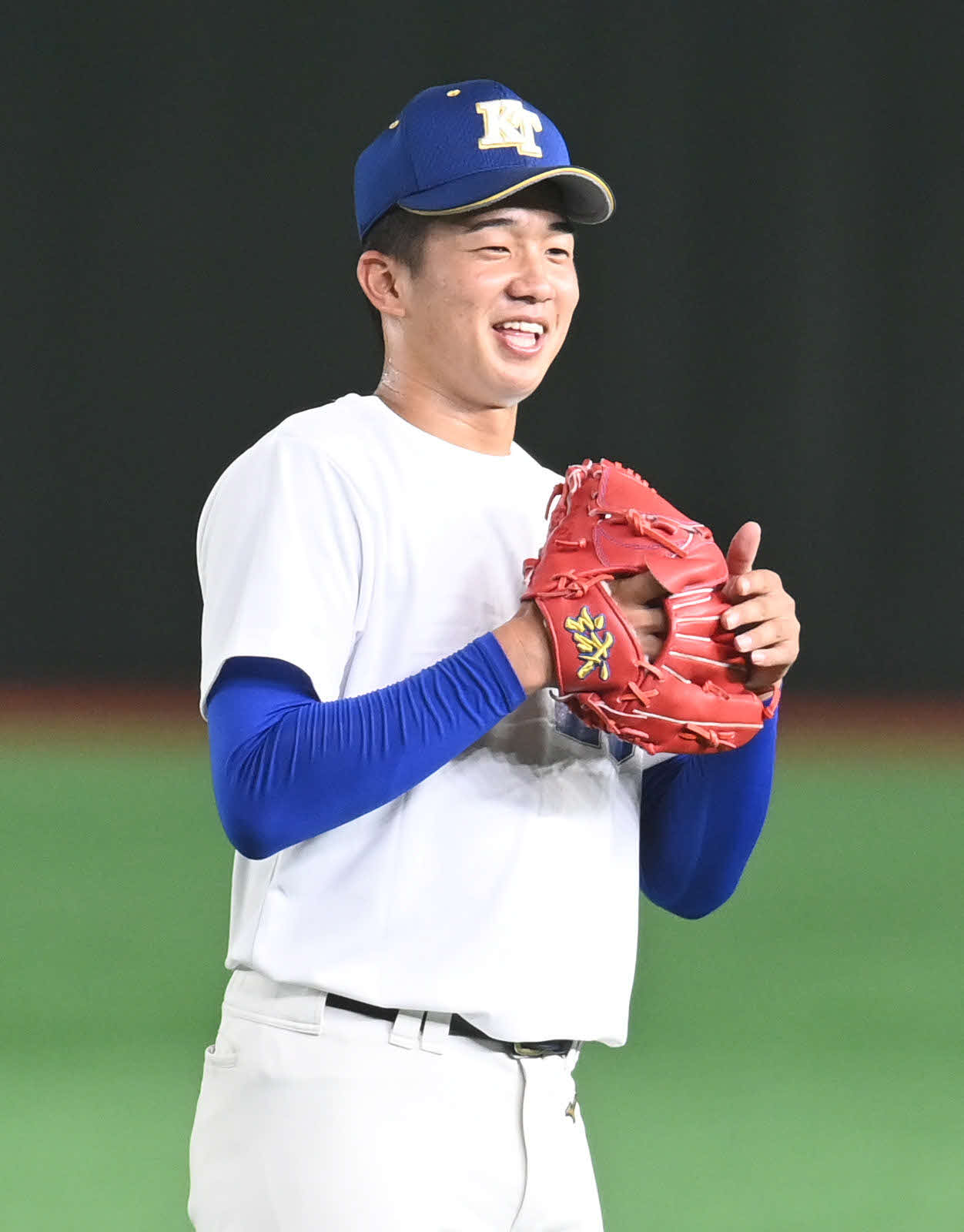 キャッチボールの合間に笑顔を見せる高崎健康福祉大高崎・下（撮影・山崎安昭）