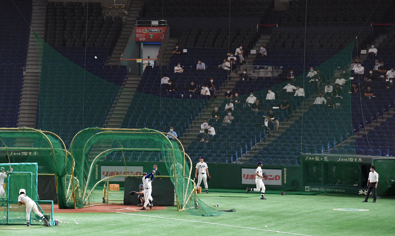 青藍泰斗・石川のフリー打撃を見つめるスカウト陣（撮影・横山健太）