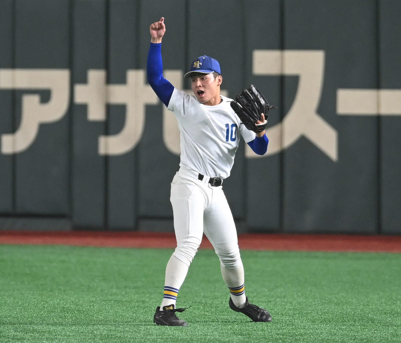 右翼から鋭い送球をする青藍泰斗・石川（撮影・山崎安昭）