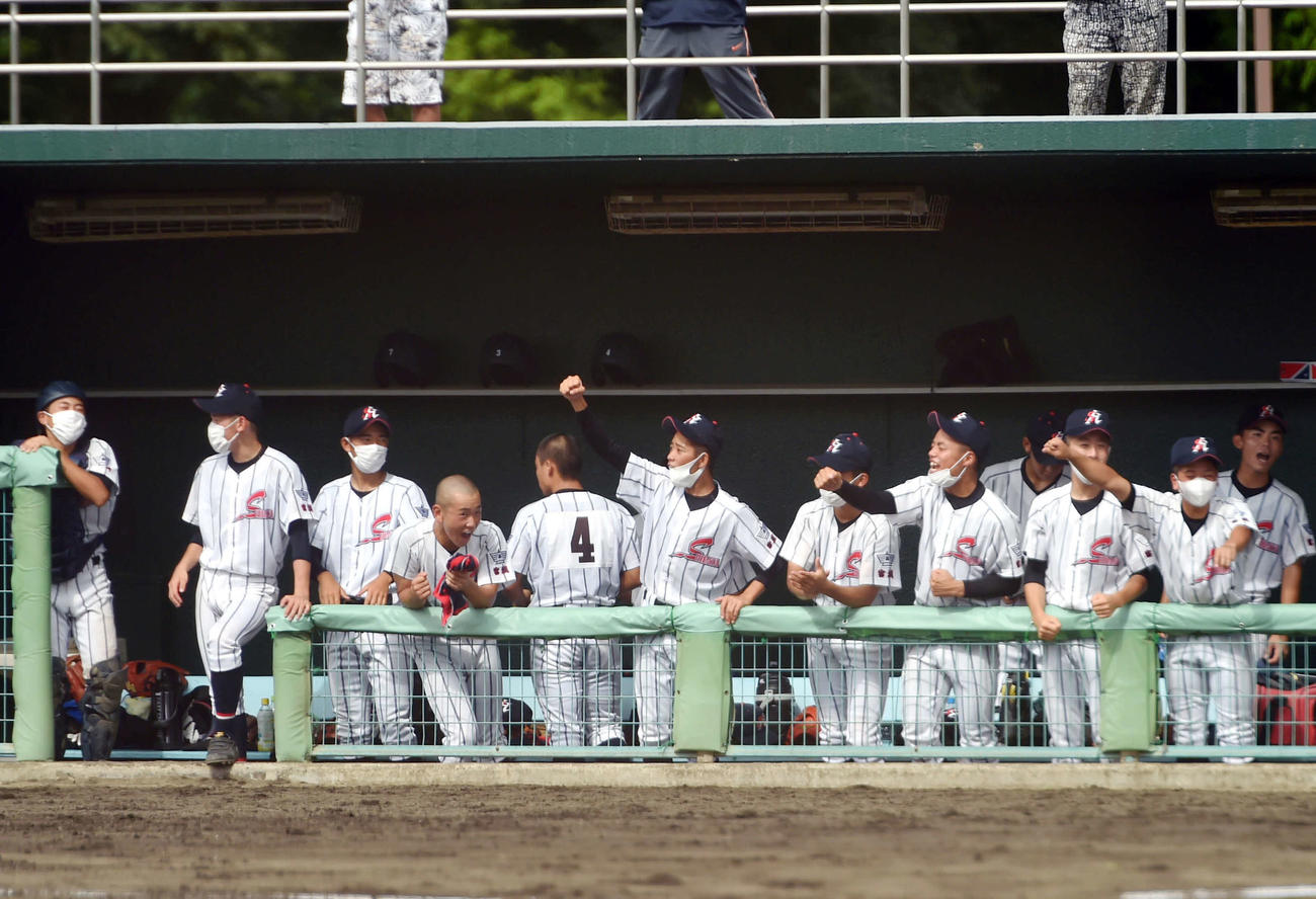 白石対柴田　1回、舟山の先制打に盛り上がる柴田ベンチ