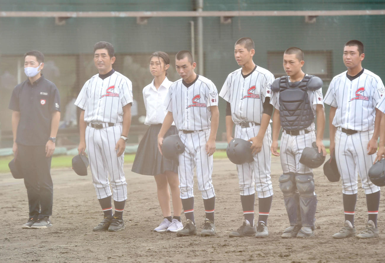 白石対柴田　初戦を突破し、応援席にあいさつする柴田の選手たち（撮影・相沢孔志）