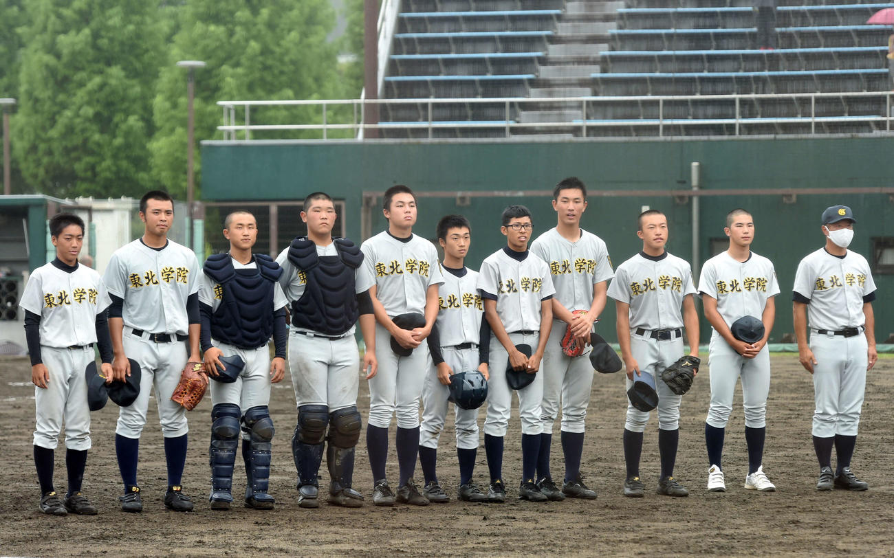 東北学院対宮城農　応援席にあいさつする東北学院の選手たち（撮影・相沢孔志）