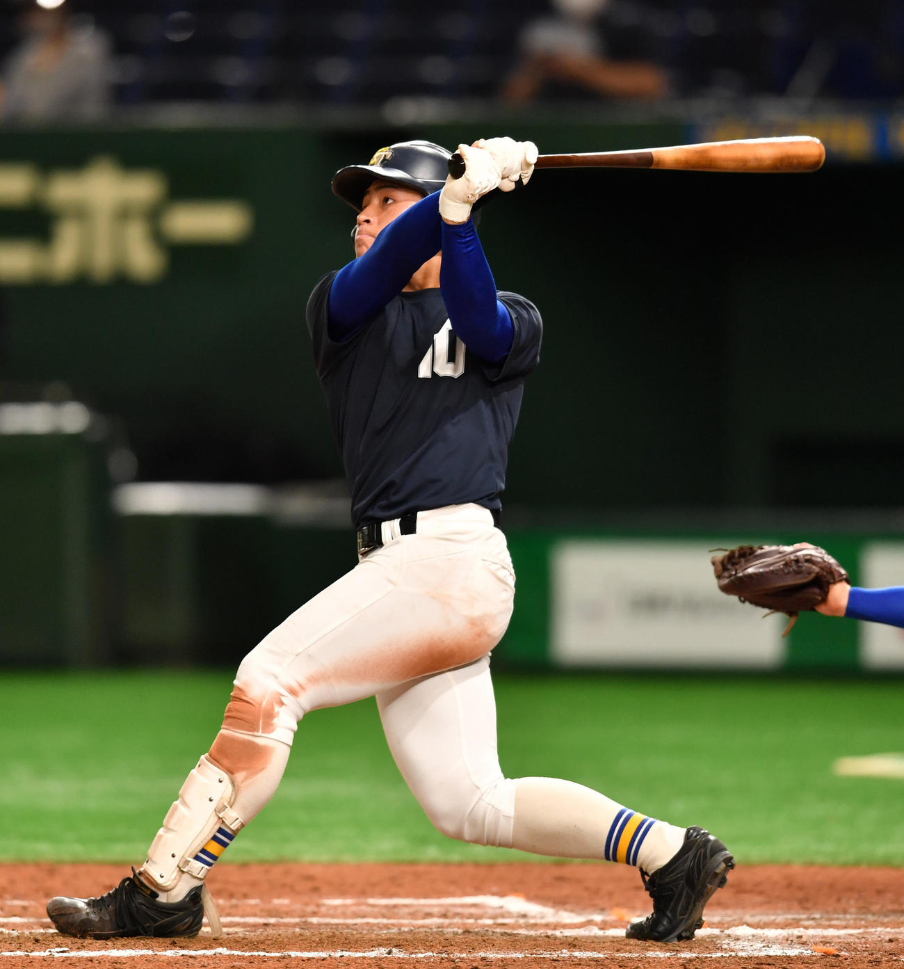 シート打撃で青藍泰斗・石川は左越えに本塁打を放つ（撮影・柴田隆二）