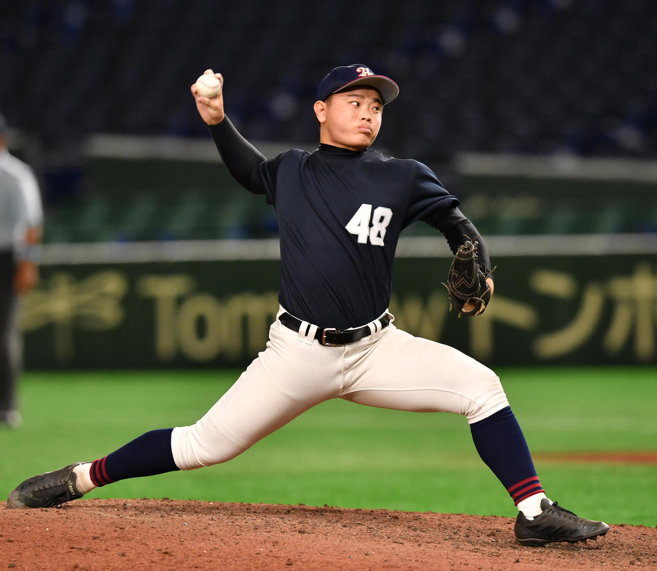 シート打撃に登板する足立学園・坂田（撮影・柴田隆二）
