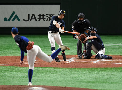 シートバッティングで中前打を放つ上田西・高寺（撮影・横山健太）