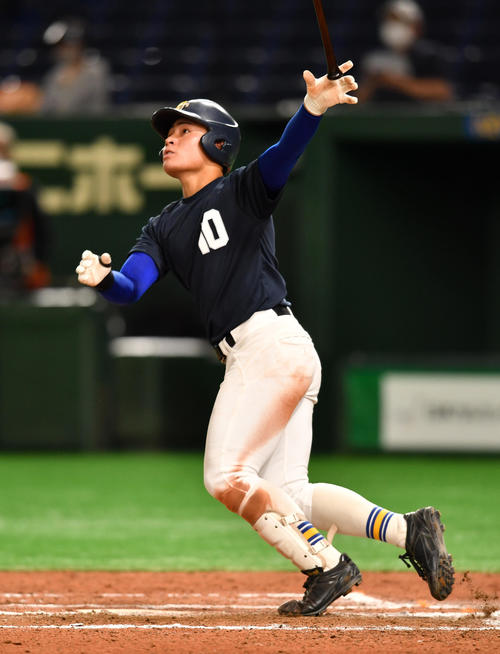 シート打撃で青藍泰斗・石川は左越えに本塁打を放つ（撮影・柴田隆二）