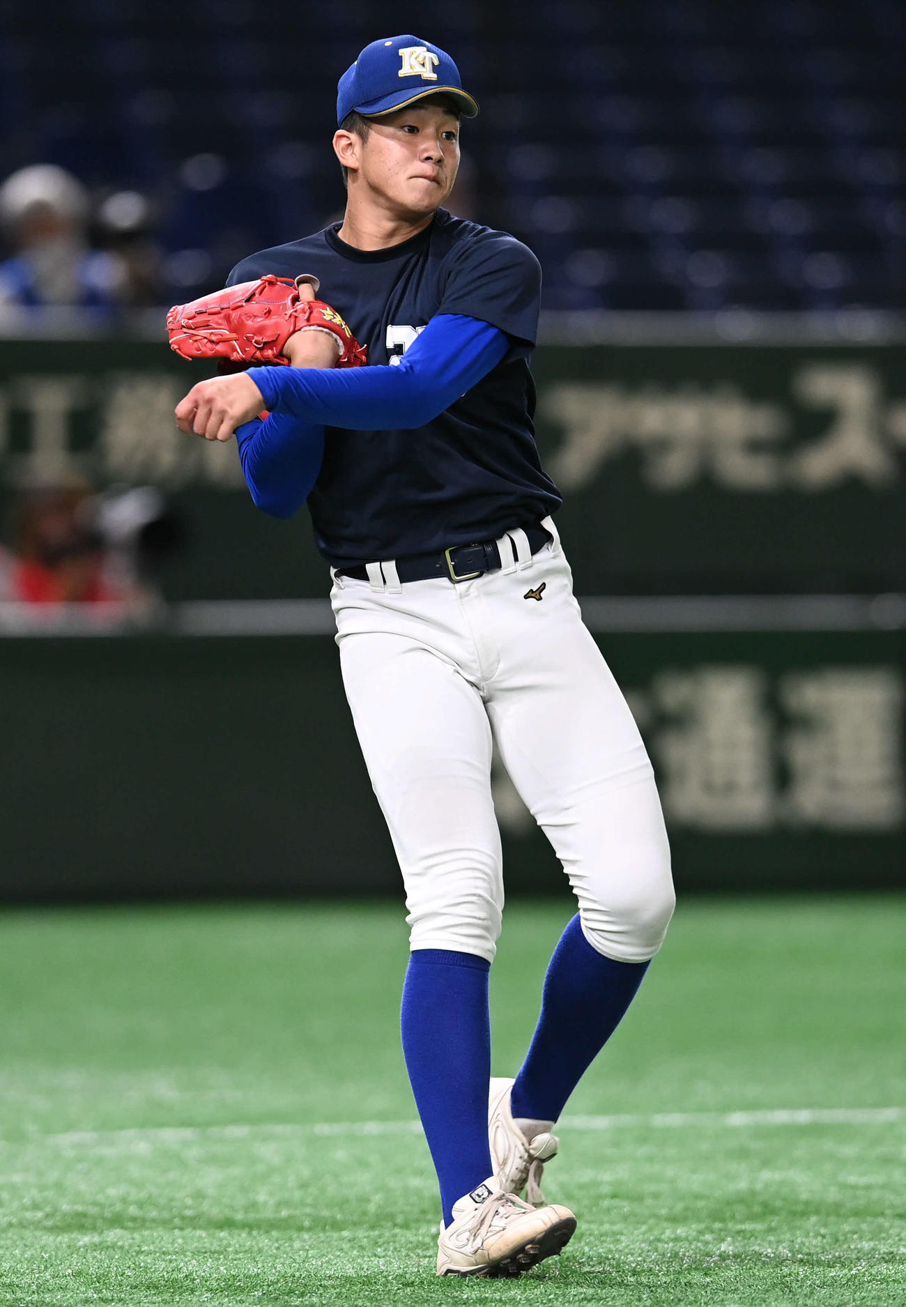 シート打撃で投ゴロを処理して一塁へ送球する高崎健康福祉大高崎・下（撮影・山崎安昭）