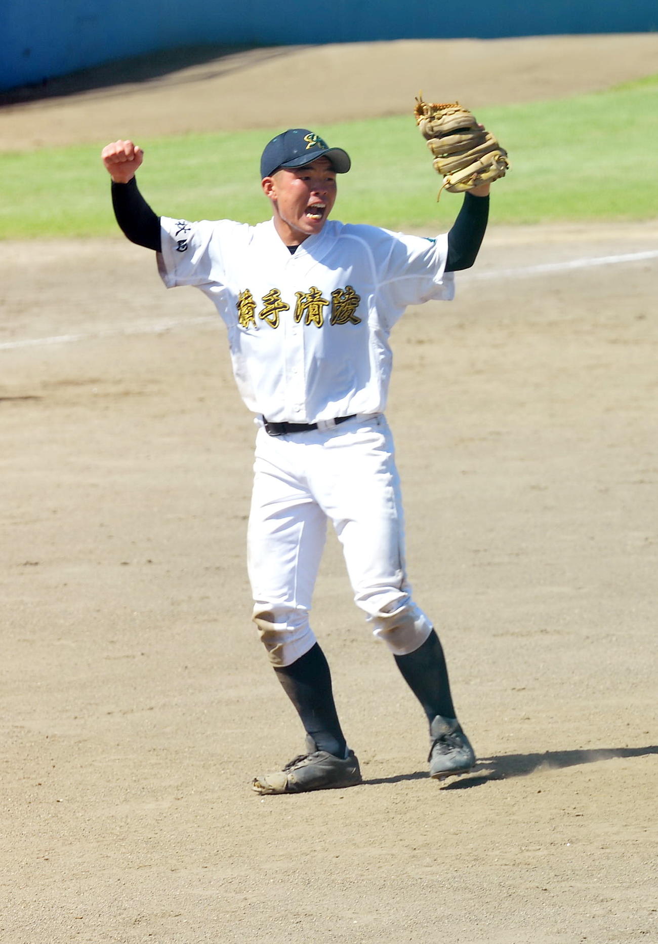 湯沢対横手清陵学院　最後の打者を併殺に打ち取り、喜ぶ横手清陵学院・佐々木晟（右）（撮影・佐藤究）　