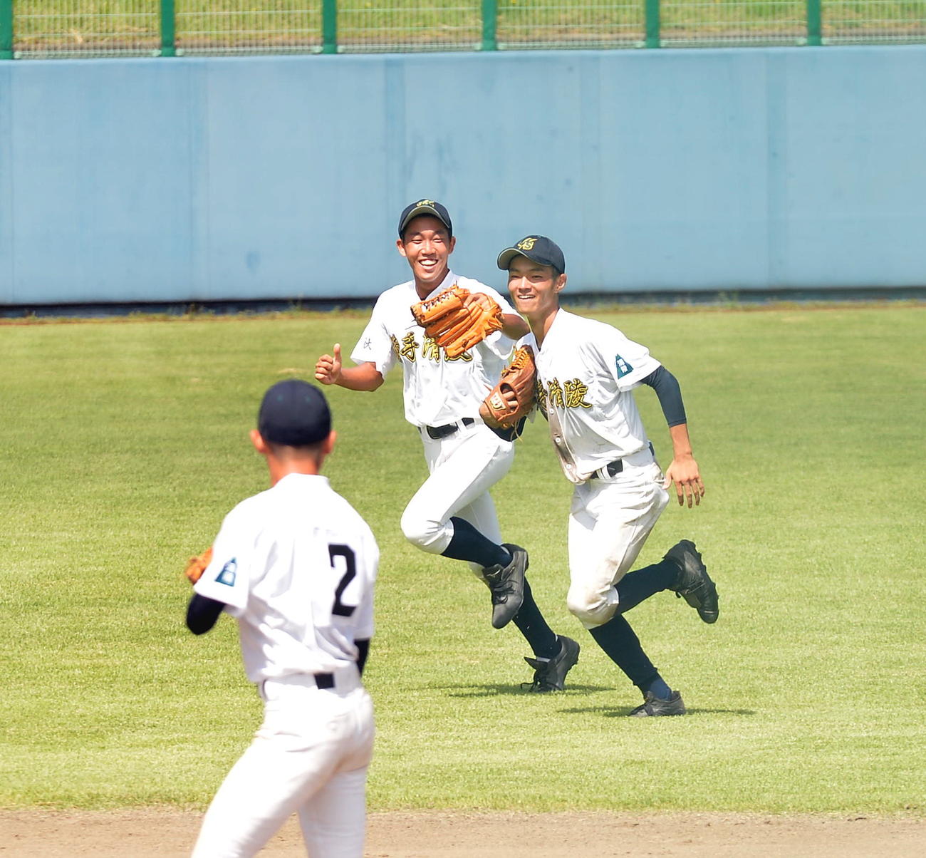 湯沢対横手清陵学院　7回表湯沢2死満塁、中堅ライナーを好捕し笑顔でベンチに引き揚げる横手清陵学院・高橋雲（右）（撮影・佐藤究）　
