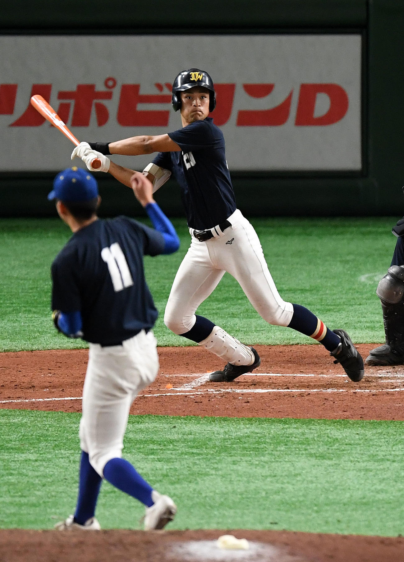 シートバッティングで中前打を放つ上田西・高寺。投手高崎健康福祉大高崎・鈴木（撮影・横山健太）