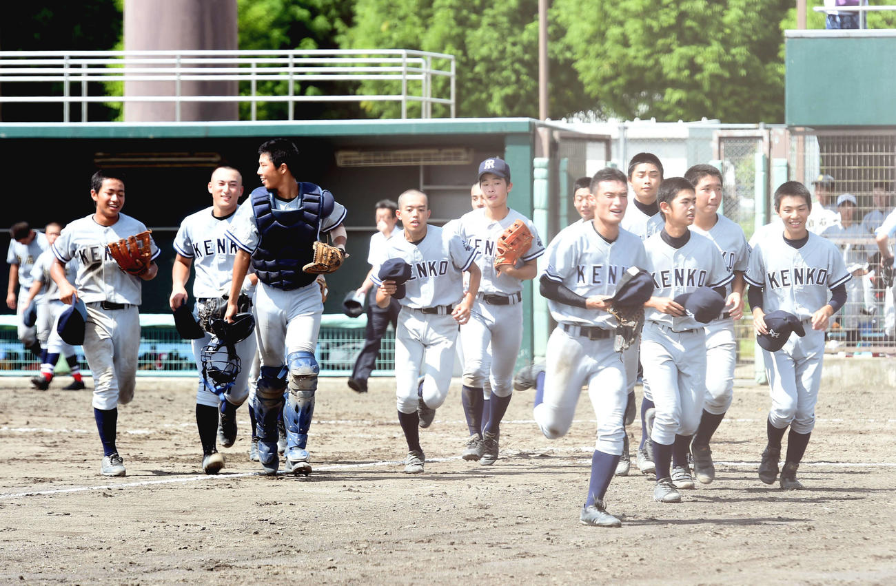 白石工対宮城工　初戦を突破し、応援席へあいさつに向かう宮城工の選手たち（撮影・相沢孔志）