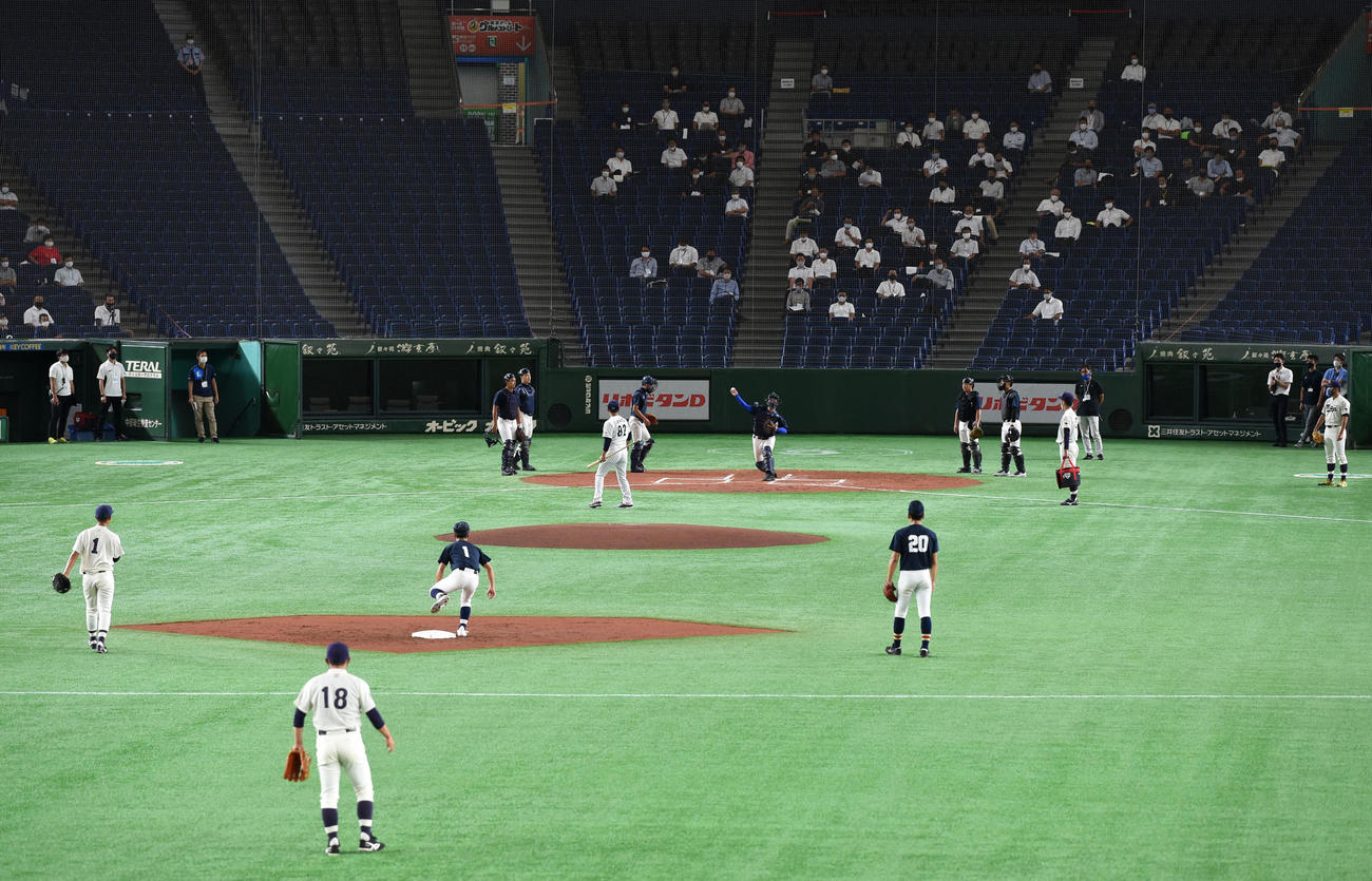 スカウト陣が見つめる中、シートノックを受ける出場選手たち（撮影・横山健太）