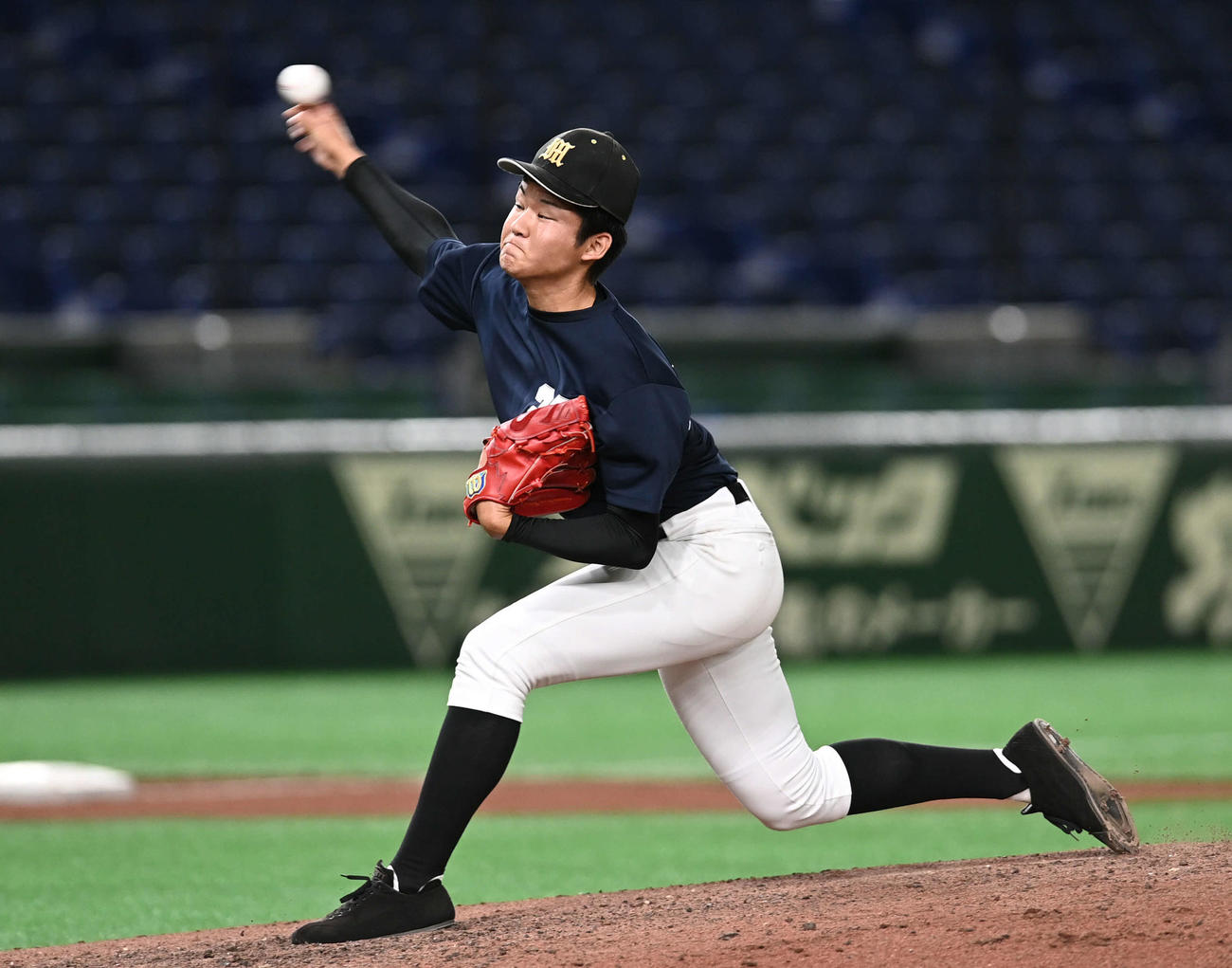 シート打撃で力投するノースアジア大明桜・佐々木（撮影・山崎安昭）