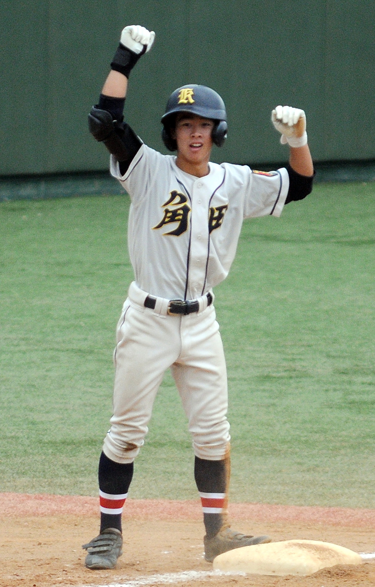 佐沼対角田　3回裏角田1死満塁、信濃が走者一掃の右中間三塁打を放ちガッツポーズ