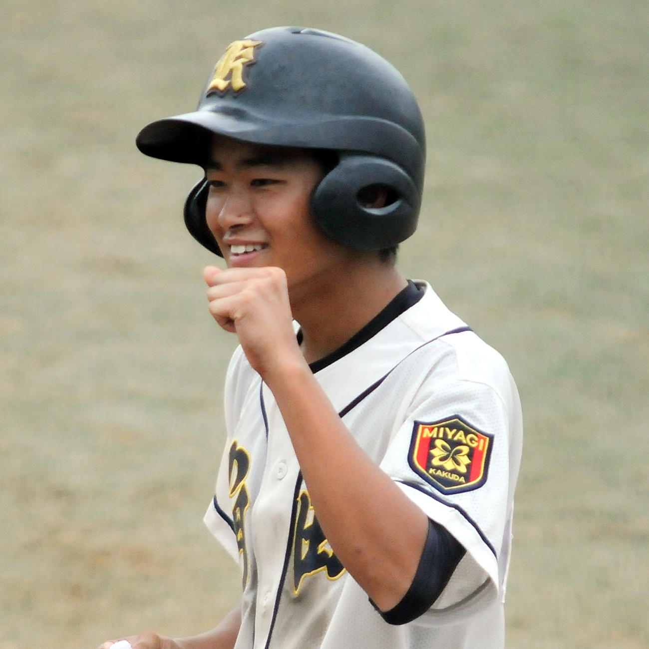 佐沼対角田　2回裏、角田2死一、二塁。9番須藤寛斗（1年）が右翼前に先制打を放ち、ガッツポーズ