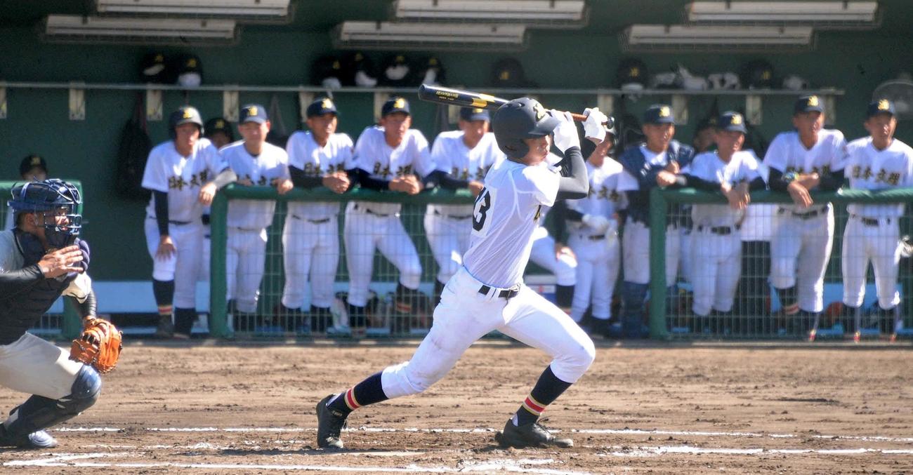 2回裏無死二塁、先制適時打を放つ日本文理・竹野