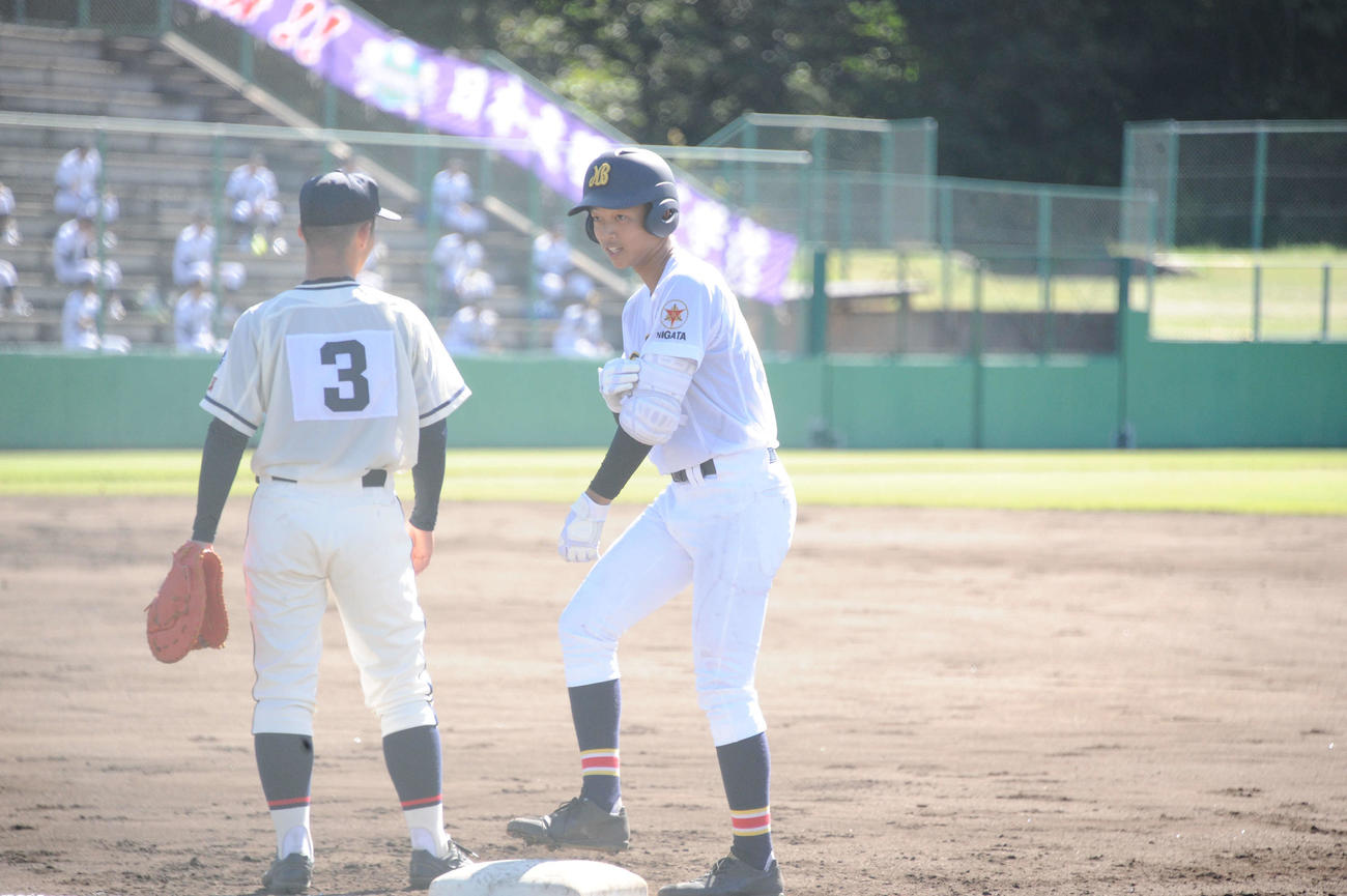 新潟南対日本文理　先制打を放ち、一塁上でホッとした様子の日本文理・竹野（右）