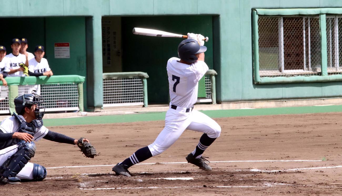 石狩翔陽対北海　大会1号含む4安打6打点と気を吐いた北海の4番林（撮影・永野高輔）