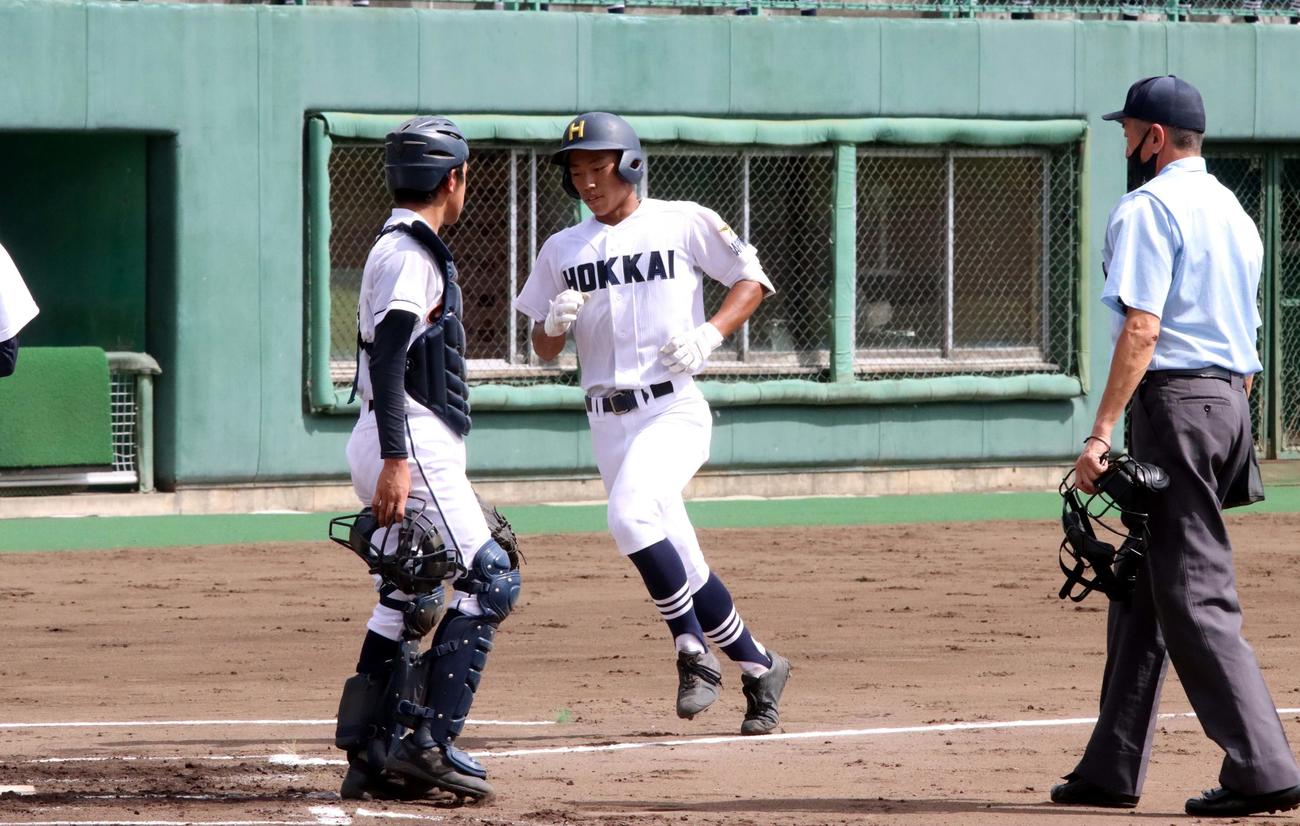 石狩翔陽対北海　1回裏北海1死一塁、林が左越え2ランを放ち生還する（撮影・永野高輔）