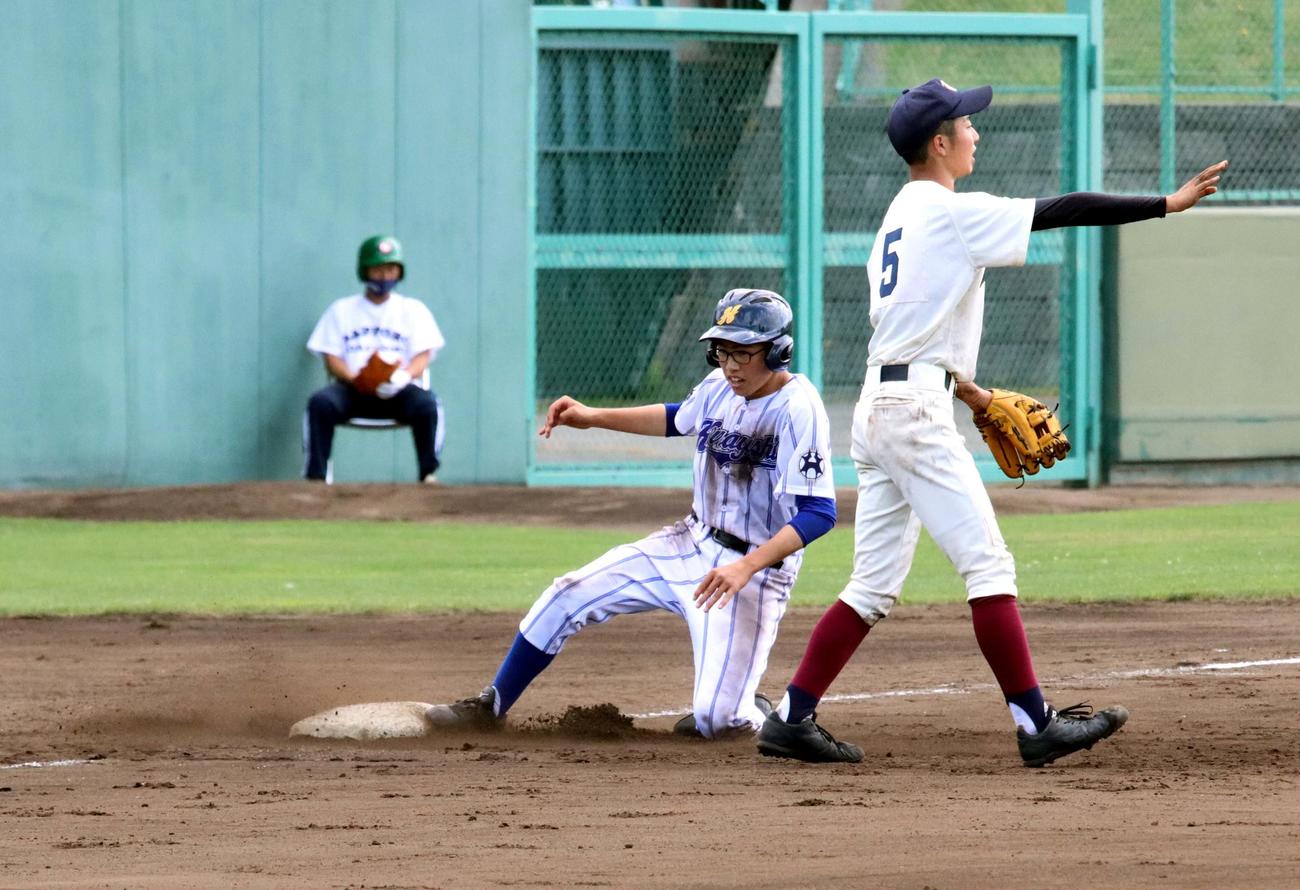 札幌平岸対札幌東陵　7回表札幌平岸2死二、三塁、伊藤が中越え2点適時三塁打を放つ（撮影・永野高輔）
