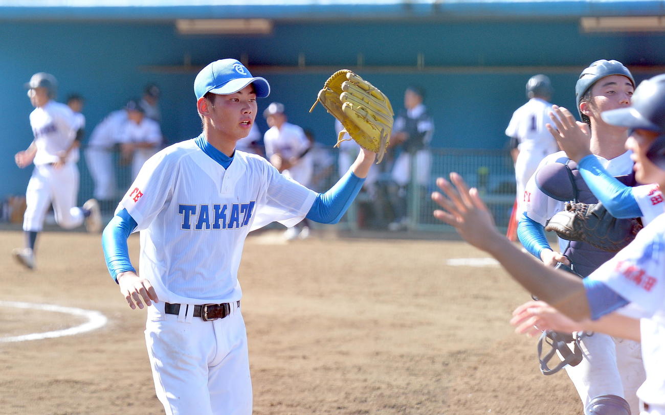 高田対大船渡東　ベンチ前で仲間とハイタッチする高田・平山（左）（撮影・鎌田直秀）