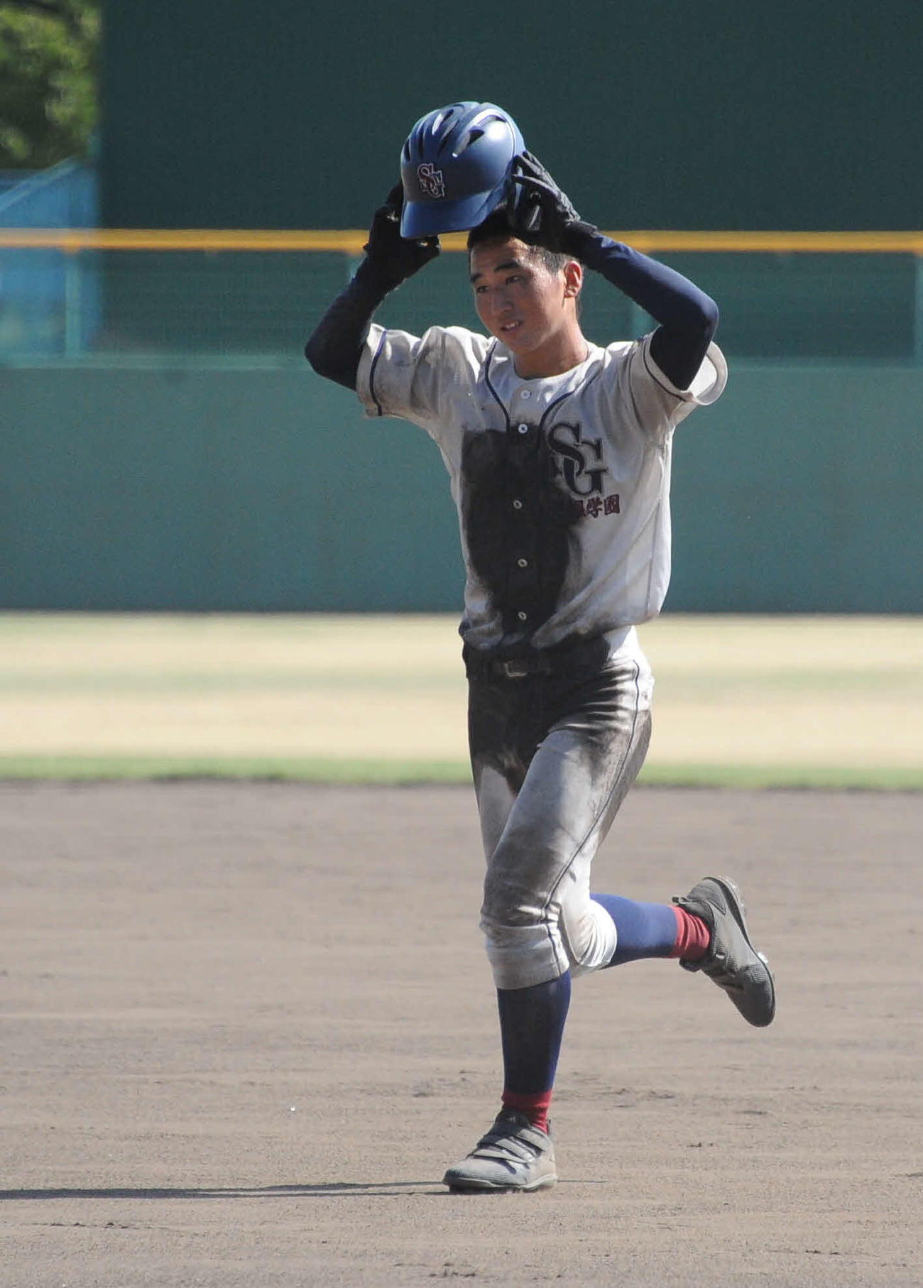 サヨナラ打の関根学園・染川は整列に向かう
